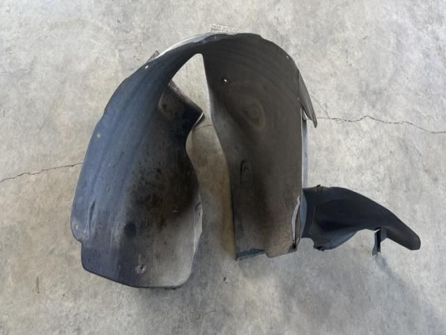 bontott VW TIGUAN Jobb első Dobbetét (Kerékjárati, Műanyag)