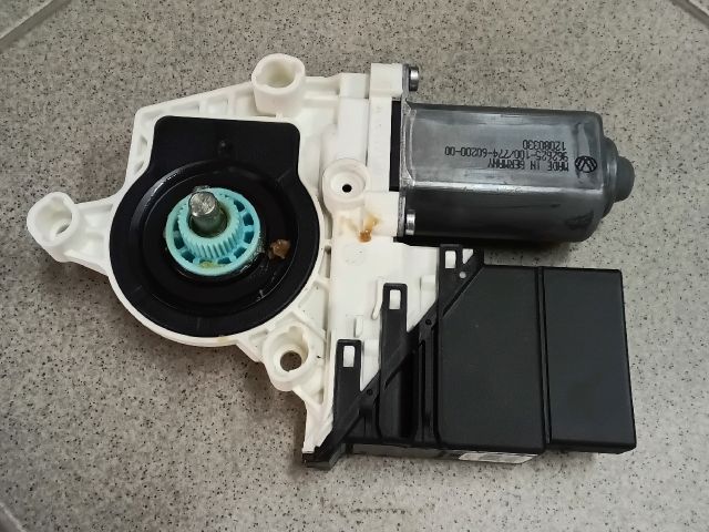 bontott VW TIGUAN Jobb hátsó Ablakemelő Motor