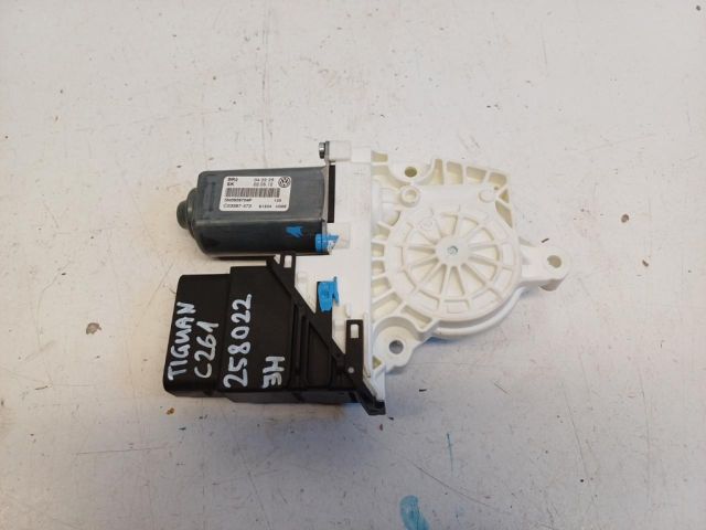 bontott VW TIGUAN Jobb hátsó Ablakemelő Motor