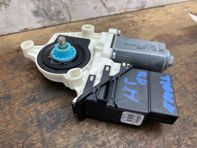 bontott VW TIGUAN Jobb hátsó Ablakemelő Motor