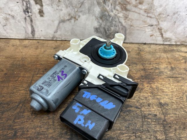 bontott VW TIGUAN Jobb hátsó Ablakemelő Motor