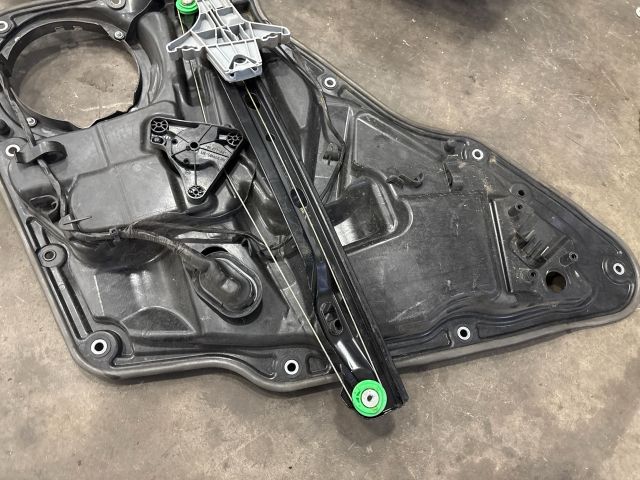 bontott VW TIGUAN Jobb hátsó Ablakemelő Szerkezet (Elektromos)