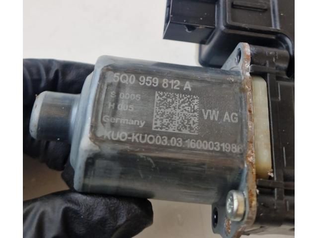 bontott VW TIGUAN Jobb hátsó Ablakemelő Szerkezet (Elektromos)