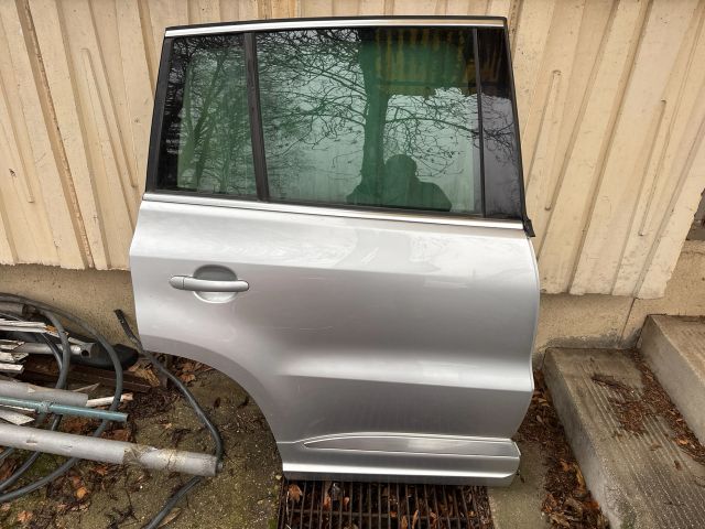 bontott VW TIGUAN Jobb hátsó Ajtó (Részeivel)