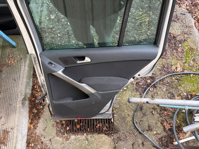 bontott VW TIGUAN Jobb hátsó Ajtó (Részeivel)