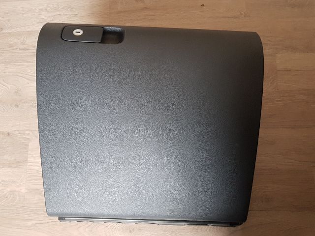 bontott VW TIGUAN Kesztyűtartó Ajtó