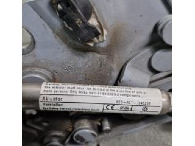 bontott VW TIGUAN Motorháztető Bal Zsanér