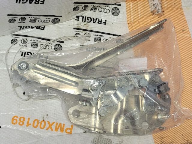 bontott VW TIGUAN Motorháztető Bal Zsanér