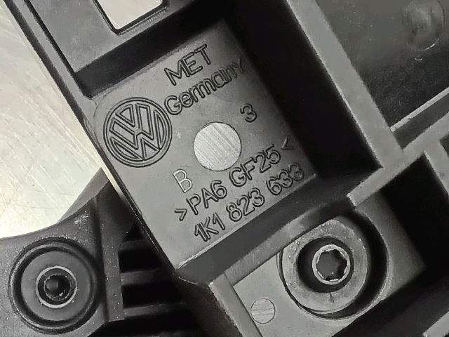 bontott VW TIGUAN Motorháztető Nyitó Kar / Gomb