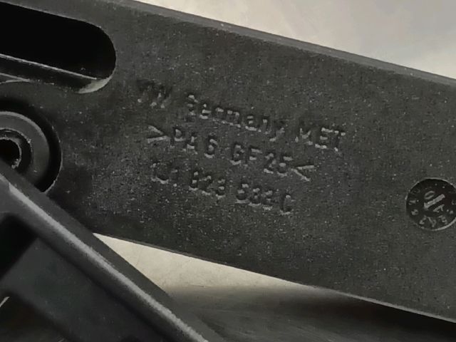 bontott VW TIGUAN Motorháztető Nyitó Kar / Gomb