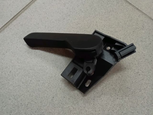 bontott VW TIGUAN Motorháztető Nyitó Kar / Gomb