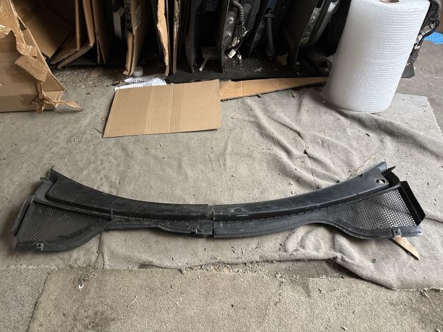 bontott VW TIGUAN Szélvédő Alatti Műanyag Elem