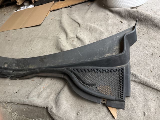 bontott VW TIGUAN Szélvédő Alatti Műanyag Elem