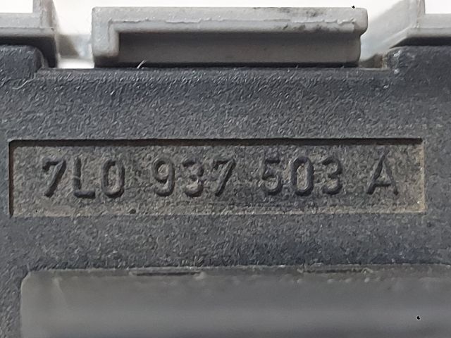 bontott VW TOUAREG Biztosítéktábla Motortér