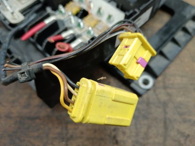 bontott VW TOUAREG Biztosítéktábla Motortér