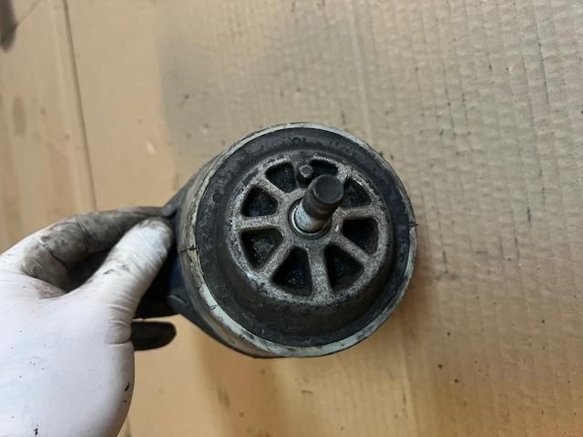 bontott VW TOUAREG Első Motorfelfüggesztés