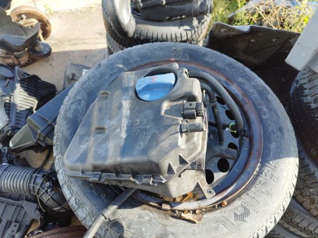 bontott VW TOUAREG Kiegyenlítő Tartály