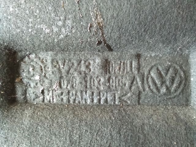 bontott VW TOUAREG Középső Motorburkolat