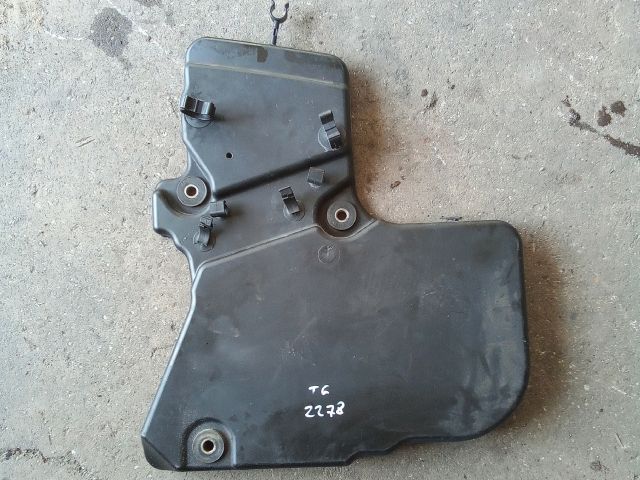 bontott VW TOUAREG Középső Motorburkolat