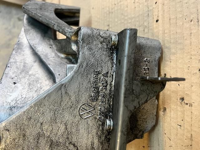 bontott VW TOUAREG Motor Tartó Bak (Fém)