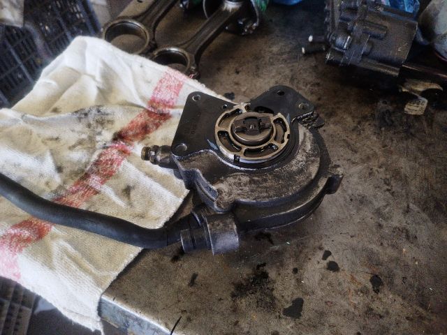 bontott VW TOUAREG Vákumpumpa