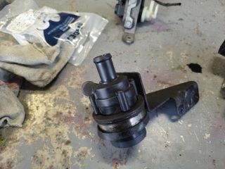 bontott VW TOUAREG Vízpumpa
