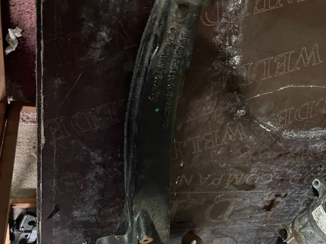 bontott VW TOUAREG Bal első Csonkállvány