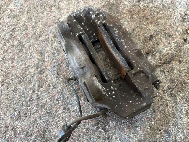 bontott VW TOUAREG Bal első Féknyereg Munkahengerrel