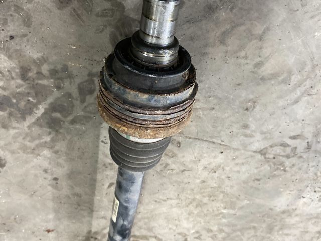 bontott VW TOUAREG Bal hátsó Féltengely