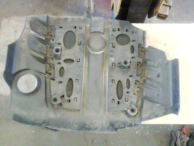 bontott VW TOUAREG Felső Motorburkolat