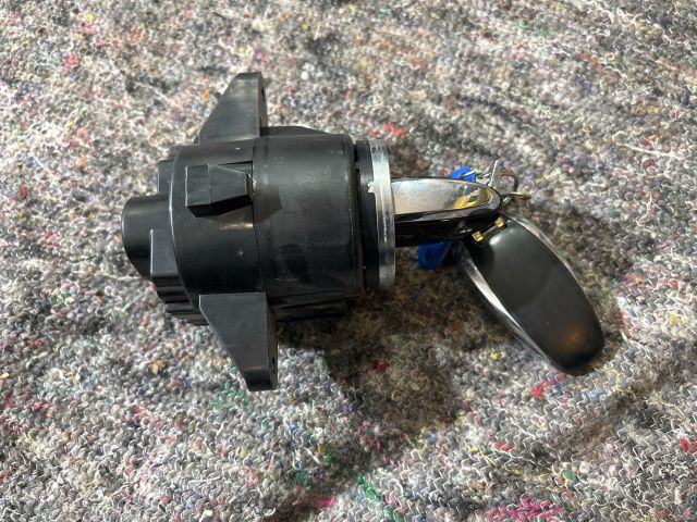 bontott VW TOUAREG Gyújtáskapcsoló Házzal