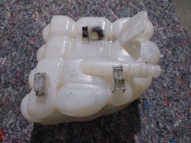 bontott VW TOUAREG Kiegyenlítő Tartály