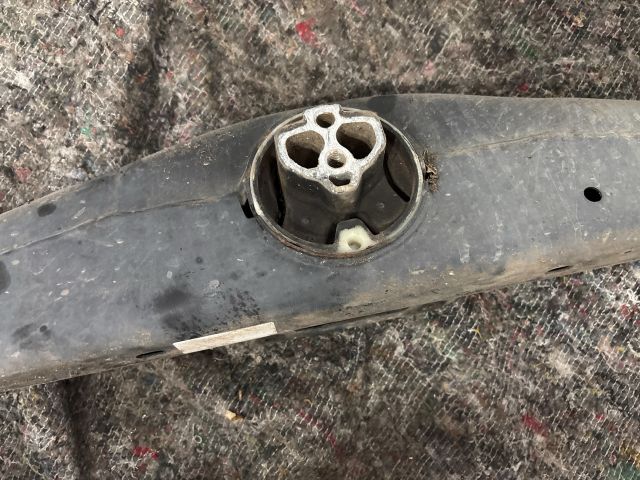 bontott VW TOUAREG Motor Tartó Bak (Fém)