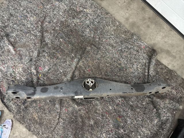 bontott VW TOUAREG Motor Tartó Bak (Fém)