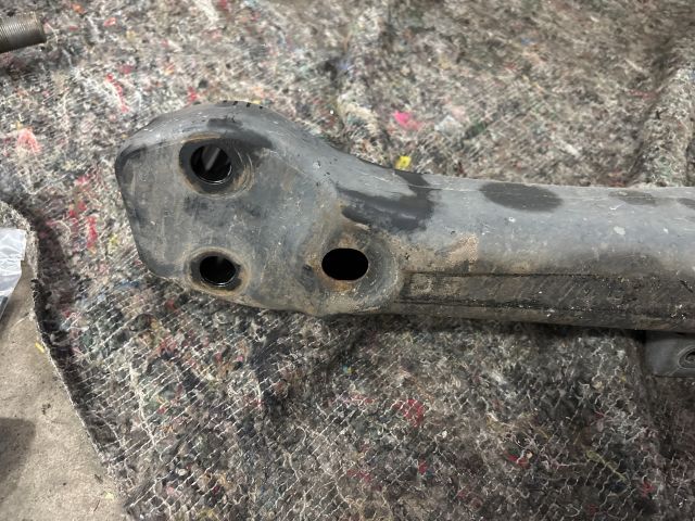 bontott VW TOUAREG Motor Tartó Bak (Fém)