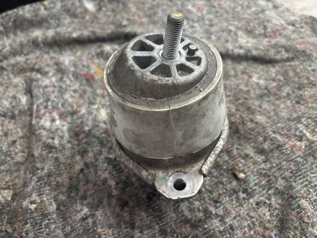 bontott VW TOUAREG Motor Tartó Bak (Pozíciófüggetlen)