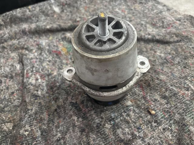 bontott VW TOUAREG Motor Tartó Bak (Pozíciófüggetlen)