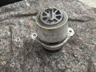 bontott VW TOUAREG Motor Tartó Bak (Pozíciófüggetlen)