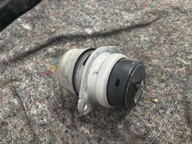 bontott VW TOUAREG Motor Tartó Bak (Pozíciófüggetlen)