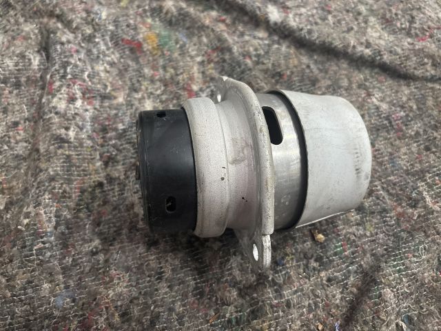 bontott VW TOUAREG Motor Tartó Bak (Pozíciófüggetlen)