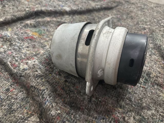 bontott VW TOUAREG Motor Tartó Bak (Pozíciófüggetlen)