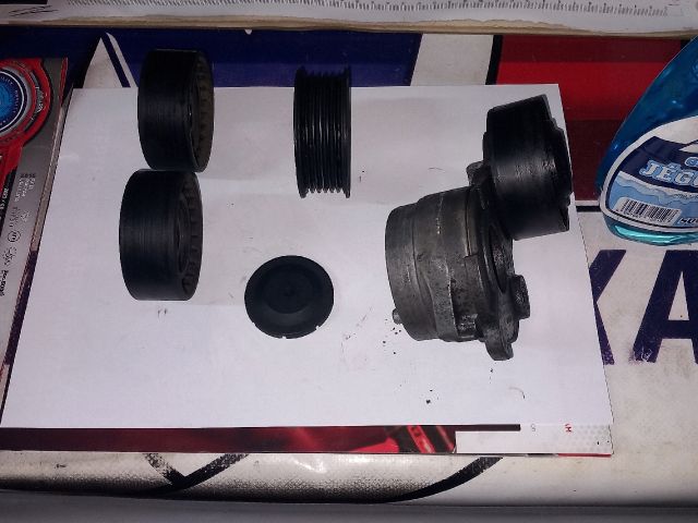 bontott VW TOUAREG Szíjfeszítő Görgő