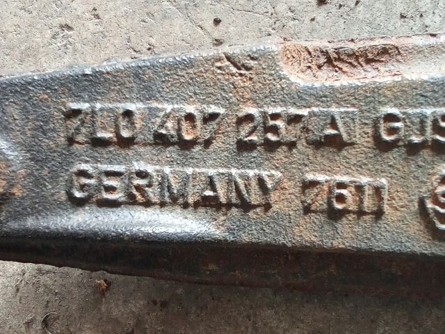 bontott VW TOUAREG Bal első Csonkállvány Kerékaggyal