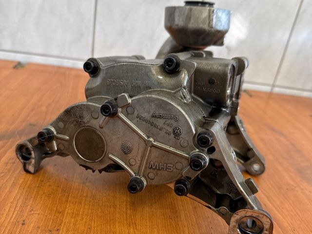 bontott VW TOUAREG Olajszivattyú