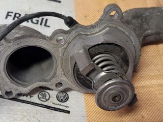 bontott VW TOUAREG Termosztátház Csővel