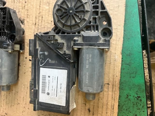 bontott VW TOUAREG Bal első Ablakemelő Motor