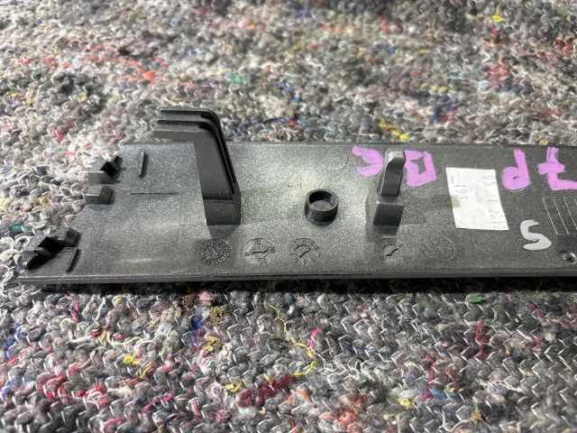 bontott VW TOUAREG Bal első Ajtó Díszléc