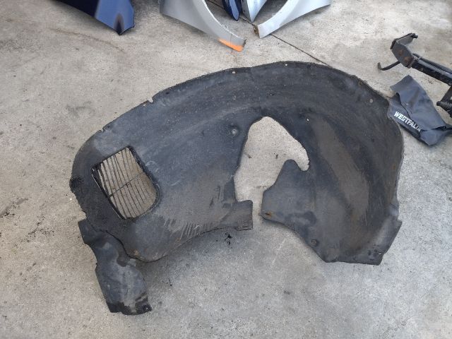 bontott VW TOUAREG Bal első Dobbetét (Kerékjárati, Műanyag)