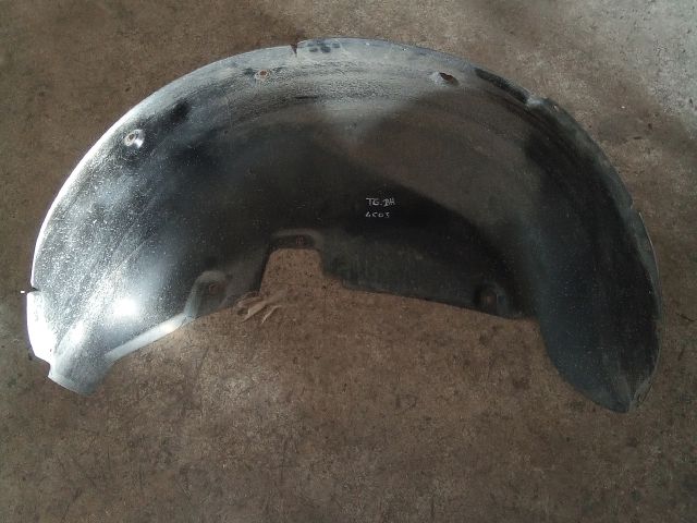 bontott VW TOUAREG Bal hátsó Dobbetét (Kerékjárati, Műanyag)