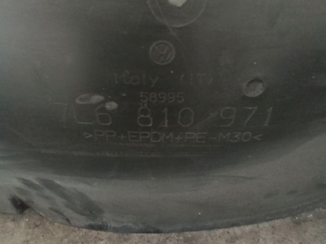 bontott VW TOUAREG Bal hátsó Dobbetét (Kerékjárati, Műanyag)